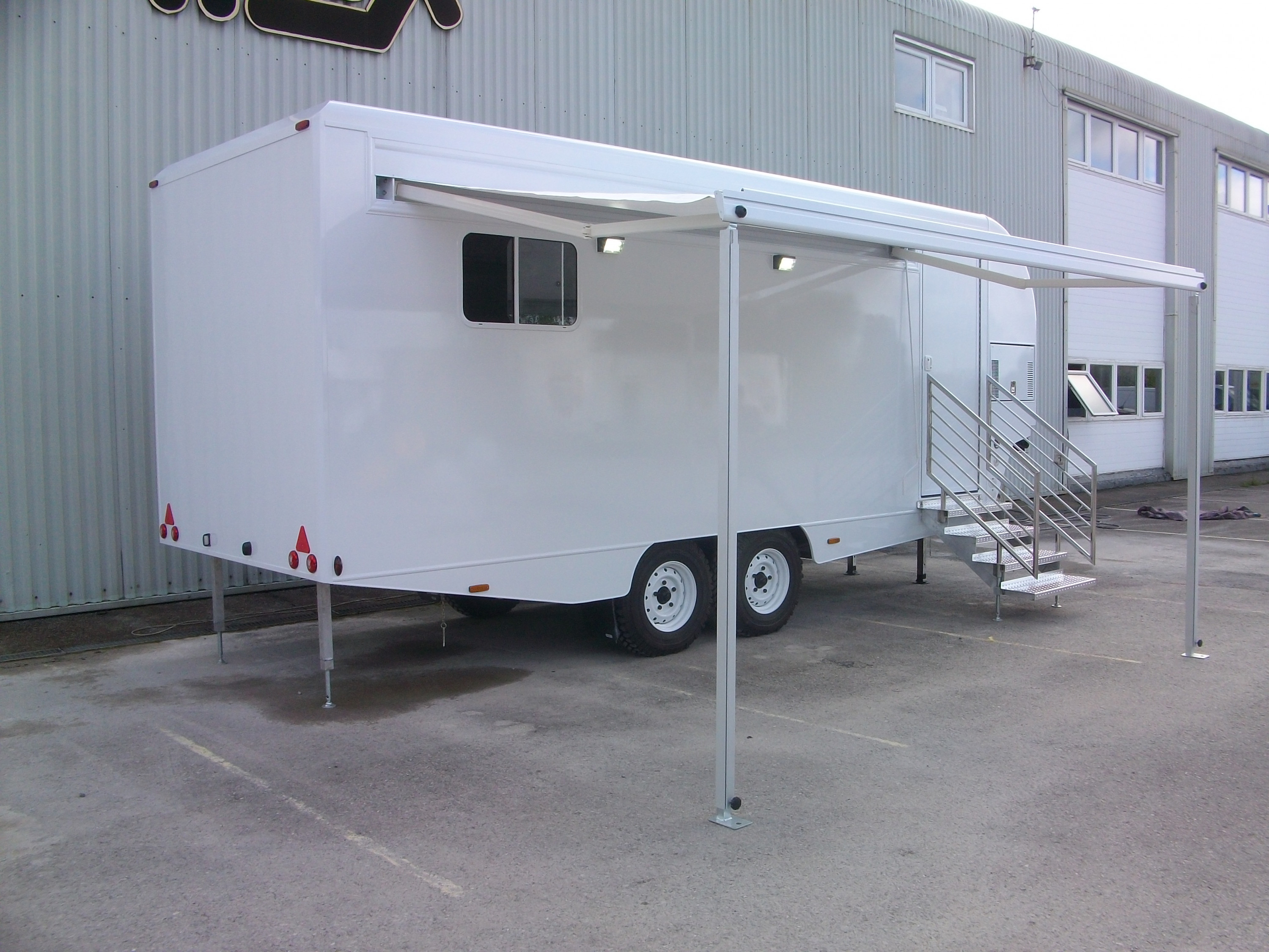 Off Road Clinic for WHO Eritrea side view deployed