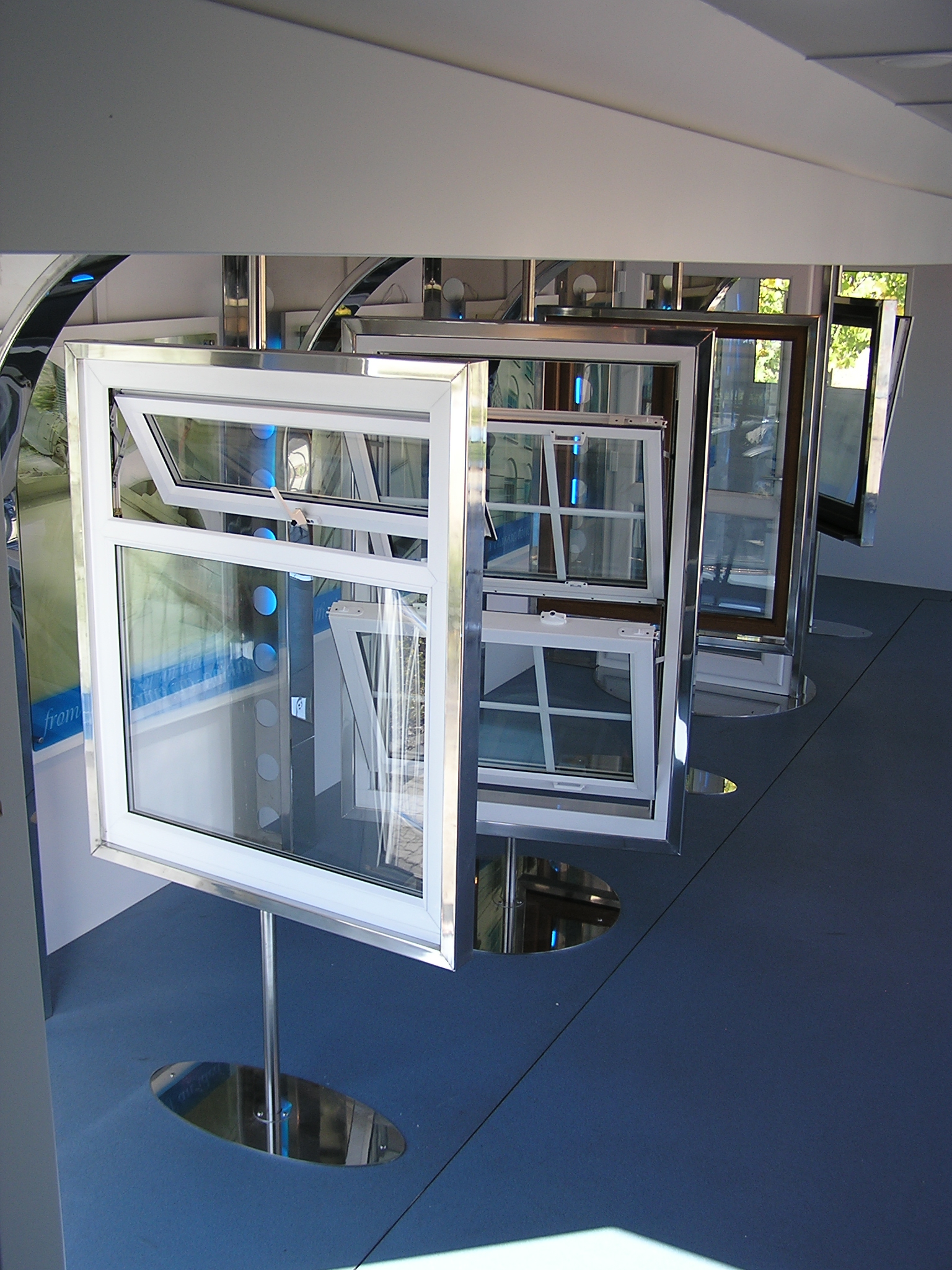 Veka UPC Windows Display Trailer - NEAT Vehicles